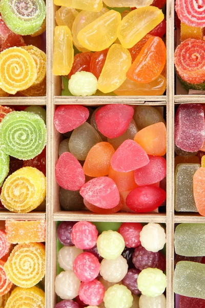 Многоцветные конфеты в деревянной коробке, крупным планом — стоковое фото