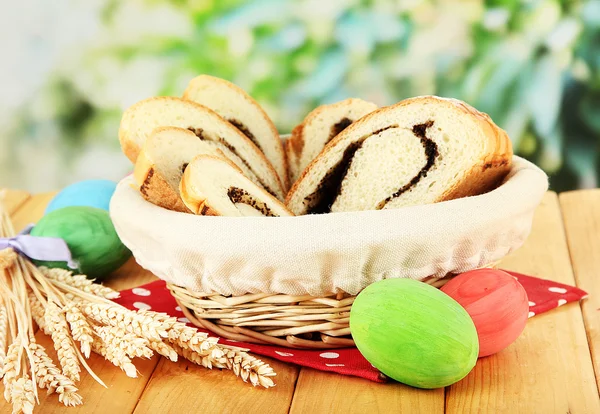 Pão com semente de papoila na cesta de vime, em fundo brilhante — Fotografia de Stock