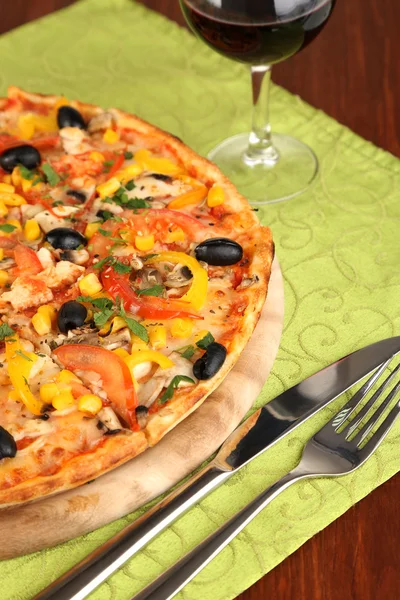 Tasty pizza with wine on wooden table close-up — Stock Photo, Image