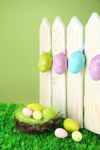 艺术与栅栏上挂着的鸡蛋复活节背景 — 图库照片