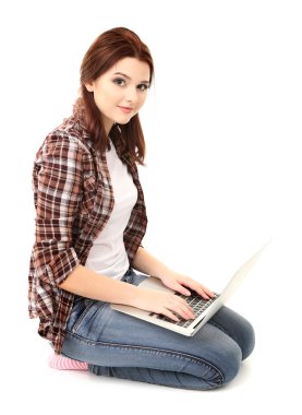 güzel genç kadın ile üzerine beyaz izole laptop