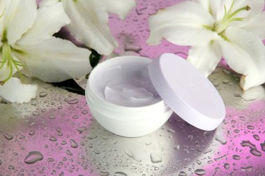 kozmetik krem ve pembe bir arka plan üzerinde güzel zambak