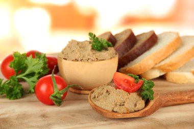 taze ezme, domates ve parlak zemin üzerine ekmek bileşimi