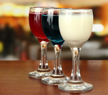 parlak zemin üzerine lezzetli renk likör