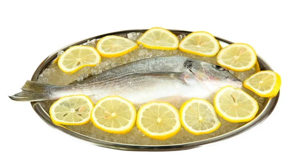 dorado taze balık tepsi üzerinde beyaz izole maydanoz ve limon ile