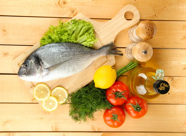 doğrama kurulu limon ve sebzeler üzerinde ahşap masa üzerinde taze dorado