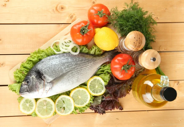 doğrama kurulu limon ve sebzeler üzerinde ahşap masa üzerinde taze dorado