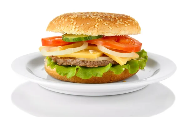 Cheeseburger saboroso na placa, isolado no branco — Fotografia de Stock
