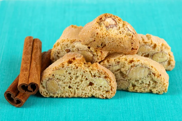 Aromatické sušenky cantuccini na modrý stůl — Stock fotografie