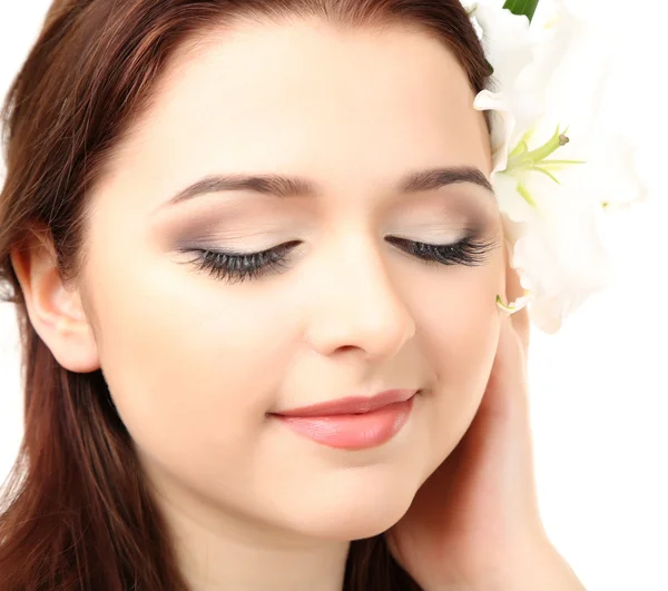 Portrait de belle jeune femme au maquillage glamour et fleur, isolé sur blanc — Photo