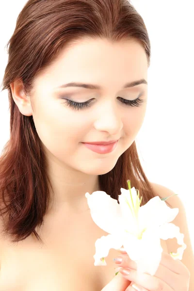 Retrato de hermosa joven con glamour maquillaje y flor, aislado en blanco — Foto de Stock