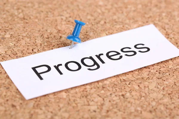 cork board üzerinde kelime ilerleme ile kağıt üzerinde itme