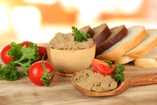 Samenstelling van verse pate, tomaten en brood, op lichte achtergrond — Stockfoto