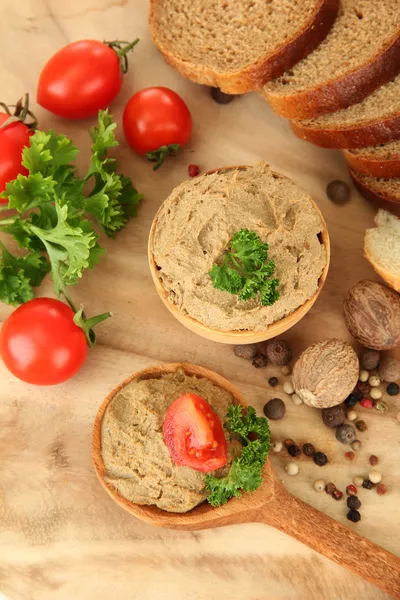 Paté fresco sobre cuchara de madera, sobre fondo de madera — Foto de Stock