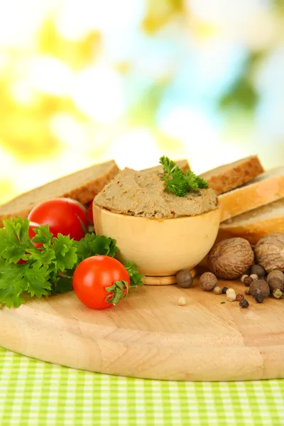 Composition de pâté frais, tomates et pain, sur fond lumineux — Photo