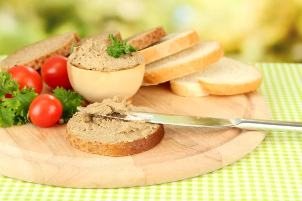 Composición de paté fresco, tomates y pan, sobre fondo brillante — Foto de Stock