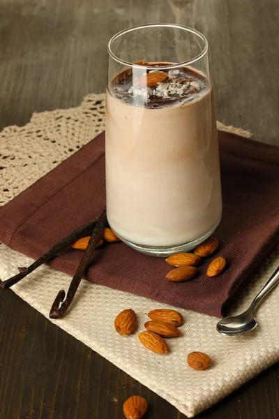 Glass of chocolate-cream cocktail on wooden table close-up — Stock Photo, Image