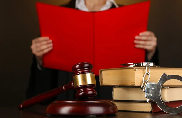 Judge read verdict on brown background — Stock Photo, Image