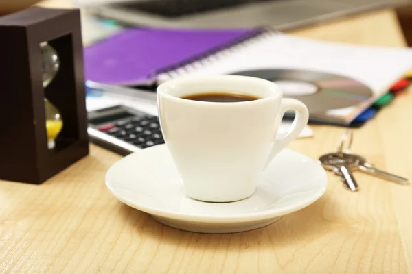 Cup of coffee on office desktop close-up — Stock Photo, Image