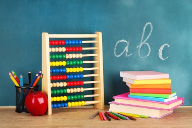oyuncak abacus, kitap ve okul Danışma arka plan üzerinde tablo kalemleri