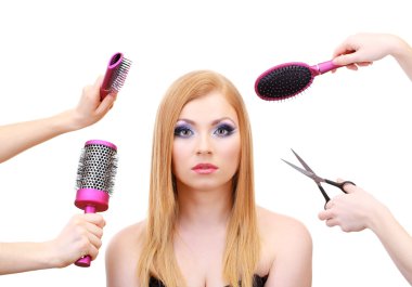 güzel kadın ve eller fırça, makas ve saç kurutma makinesi üzerinde beyaz izole
