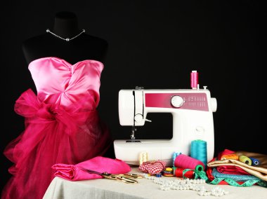 dikiş makinesi, kukla ve siyah izole diğer dikiş ekipman