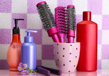 saç fırçaları, saç Düzleştiriciler ve banyoda Kozmetik Şişeler