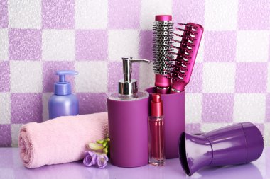 saç fırçaları, saç kurutma makinesi ve banyo Kozmetik Şişeler