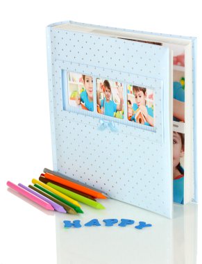 Bebek fotoğraf albümü üzerinde beyaz izole