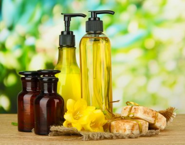 sıvı ve el yapımı Sabun yeşil zemin üzerine ahşap tablo