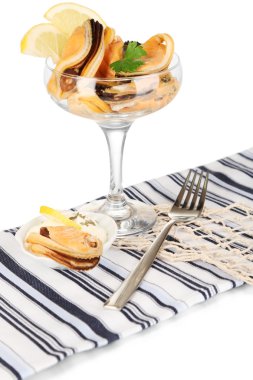 Midye Vazoda beyaz izole kokteyl