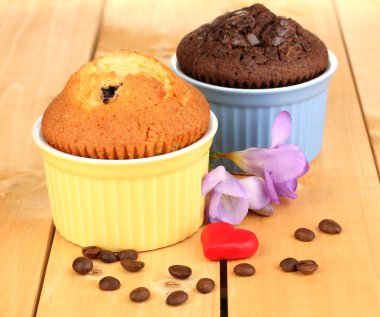 ahşap masa pişirme için kase kek