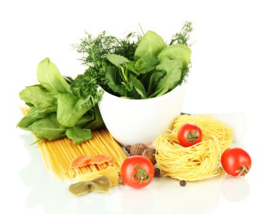 harç, makarna ve yeşil bitkiler, üzerinde beyaz izole bileşimi