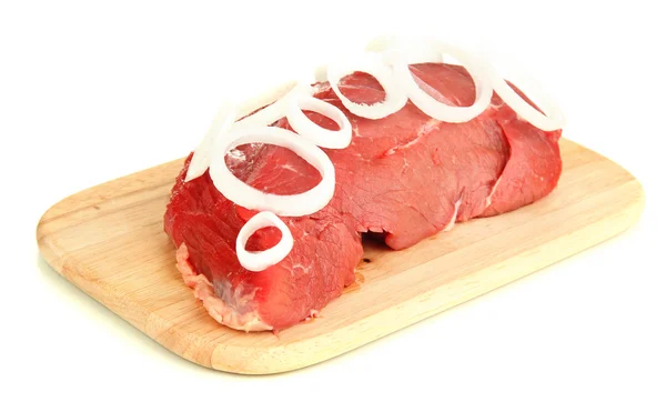 Сырое мясо говядины, выделенное на белом — стоковое фото