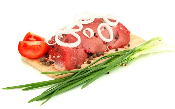 Rohes Rindfleisch mariniert mit Kräutern und Gewürzen isoliert auf weiß — Stockfoto