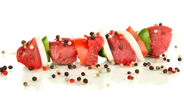 Viande de bœuf et légumes crus sur brochette isolée sur blanc — Photo