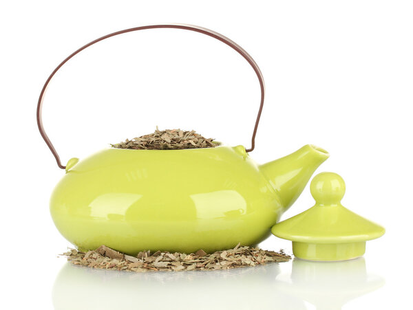 Сушеные травы в чайнике, изолированные на белом. Концептуальное фото травяного чая
.