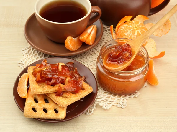 Leichtes Frühstück mit Tee und hausgemachter Marmelade, auf Holztisch — Stockfoto