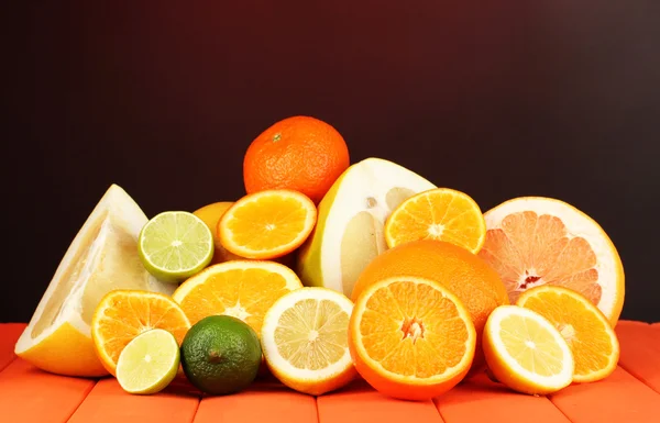 Mycket mogen citrus på träbord på svart bakgrund — Stockfoto
