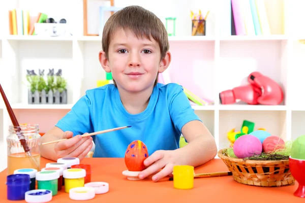 Petit garçon mignon peignant des œufs de Pâques — Photo