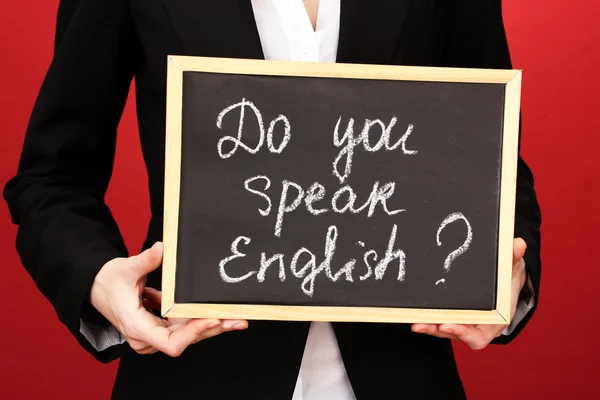 Молодая женщина держит табличку Вы говорите по-английски ? — стоковое фото