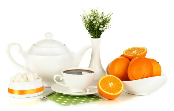 Piękny biały serwis obiadowy z pomarańczy na białym tle — Zdjęcie stockowe