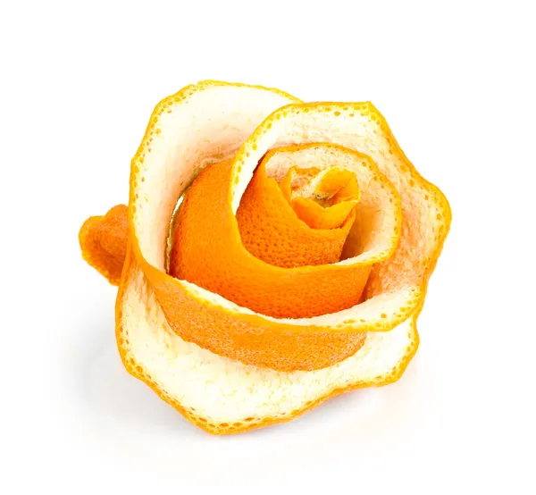 Rosa decorativa de casca de laranja seca isolada em branco — Fotografia de Stock