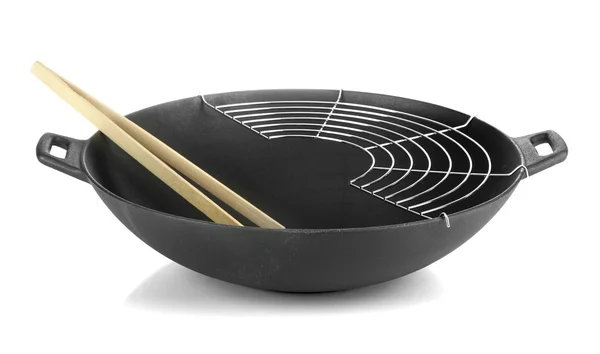 Panela wok preto isolado em branco — Fotografia de Stock