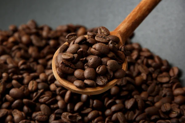 コーヒー豆と中華なべ平なべを黒、クローズ アップ — ストック写真