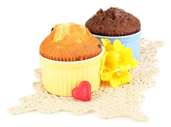 Cupcake in ciotole per cottura isolati su bianco — Foto Stock