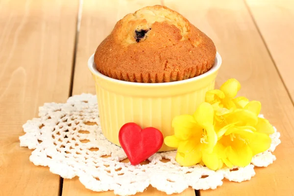Cupcake in bowl for baking on wooden table — Stock Photo, Image