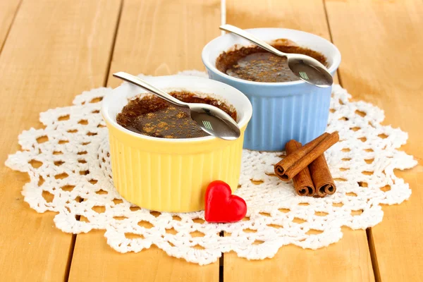 Pudim de chocolate em tigelas para assar na mesa de madeira — Fotografia de Stock