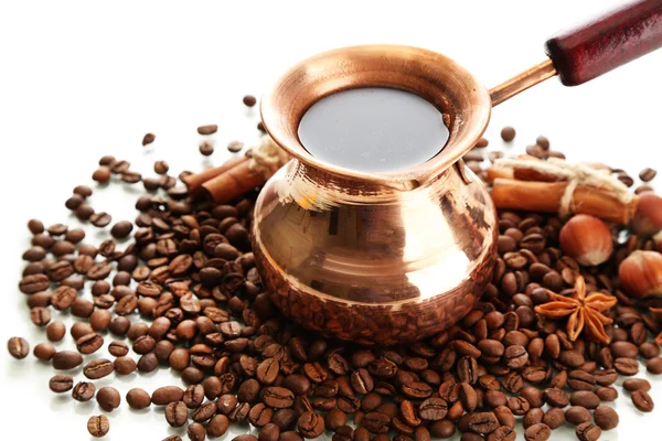 Kahve ve kahve çekirdekleri, üzerinde beyaz izole — Stok fotoğraf