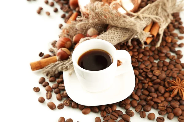 Tasse de café et grains de café, isolé sur blanc — Photo